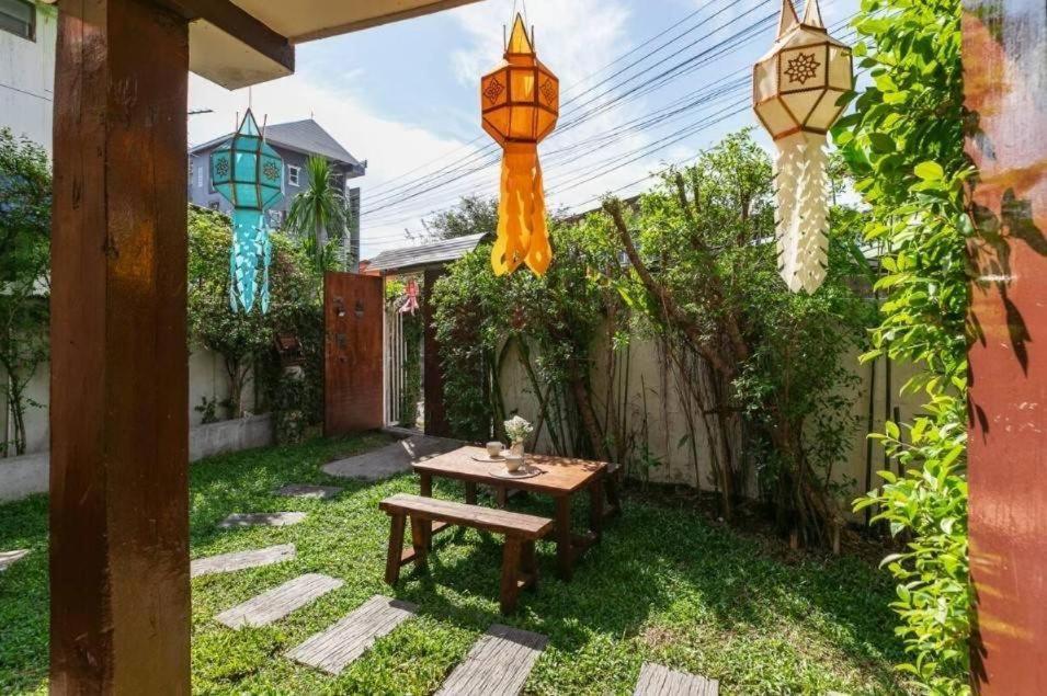 Nearthepark Backpack House Hostel Chiang Mai Exterior photo