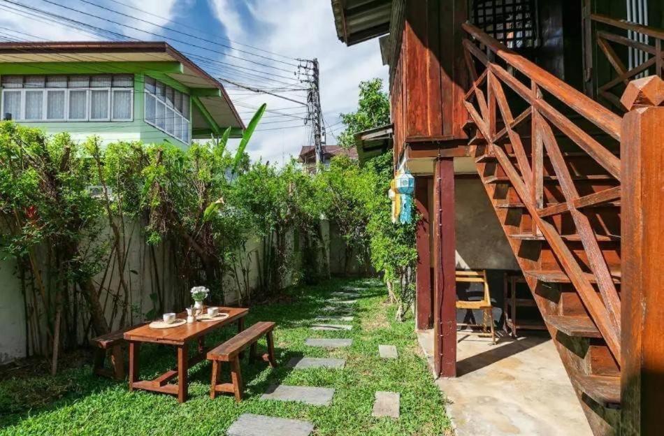 Nearthepark Backpack House Hostel Chiang Mai Exterior photo
