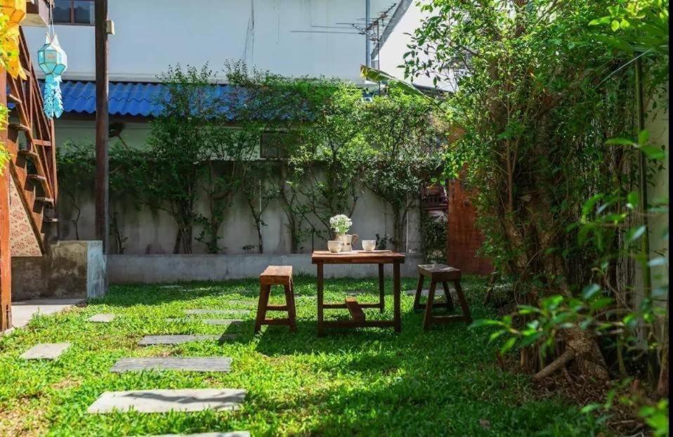 Nearthepark Backpack House Hostel Chiang Mai Exterior photo