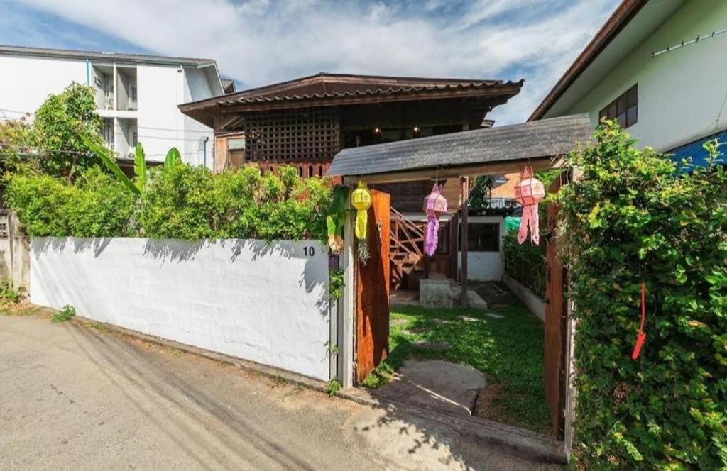 Nearthepark Backpack House Hostel Chiang Mai Exterior photo